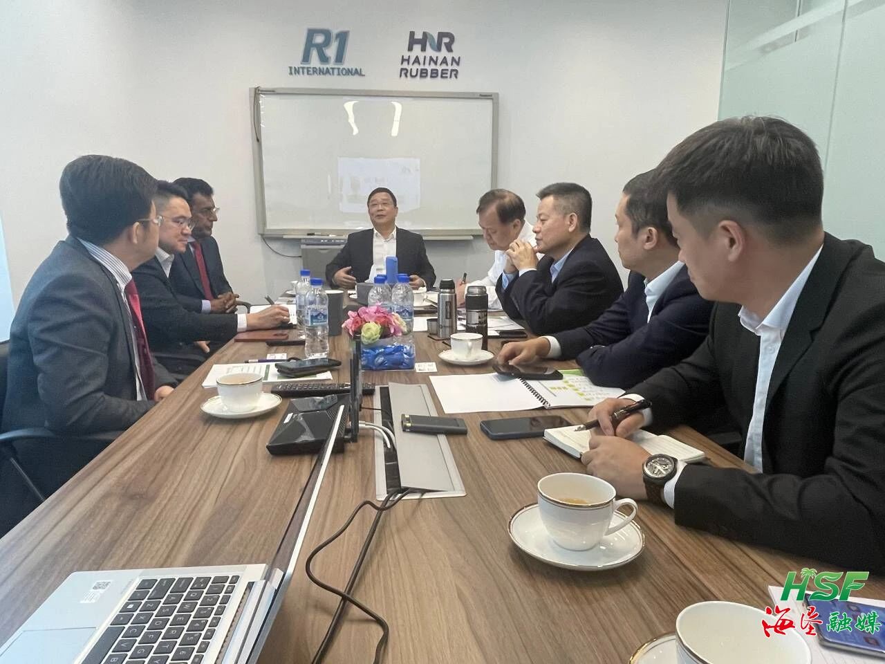 包洪文一行與R1公司座談交流。