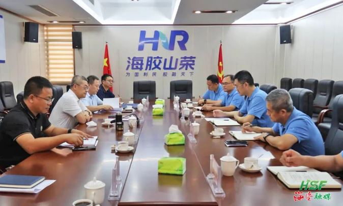 艾軼倫在海南橡膠山榮分公司座談。